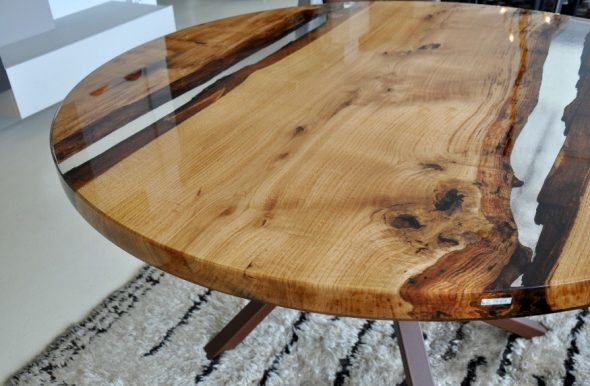 Table ronde rougeoyante