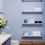 L'étagère la plus nécessaire est dans la salle de bain.