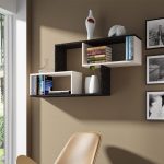Étagères articulées à l'intérieur
