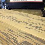 Une table brillante inhabituelle faites-le vous-même