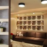 Niches étagères dans le mur au-dessus du canapé