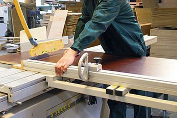 Equipement pour la fabrication de meubles