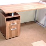 Bureau sur pieds métalliques