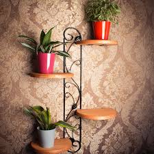 Étagère de fleurs sur le mur