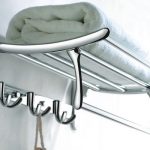 L'étagère pour les serviettes dans la salle de bain est en métal