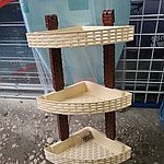 Étagère dans le coin de la salle de bain