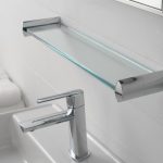 Étagère en verre dans la salle de bain