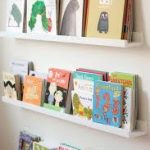 Étagères pour livres pour enfants sur le canapé