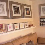 Étagères sur le mur à l'intérieur de la photo au-dessus du canapé