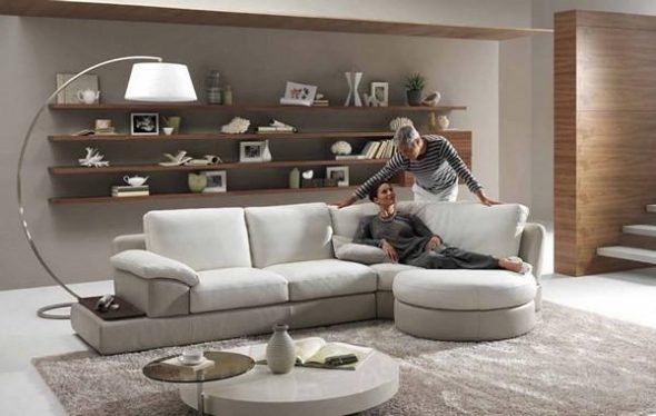 Étagères à l'intérieur du salon