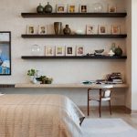 Étagères dans la chambre