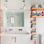 Étagères dans la salle de bain