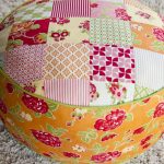 Ottoman cousent leurs propres mains