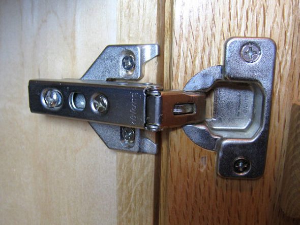Réglage de la porte de l'armoire