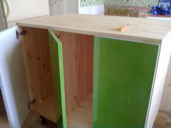 Réparation de bricolage dans la cuisine
