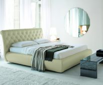Chambre avec miroir au mur