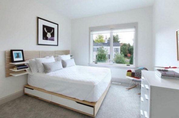 chambre à coucher avec étagères