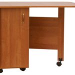 Livre de table avec leurs propres mains sur des roues