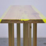 Une table qui brille dans le noir