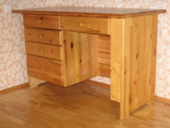 Bureau fait de panneaux de meubles avec leurs propres mains