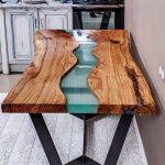 Table carrelée avec ornement