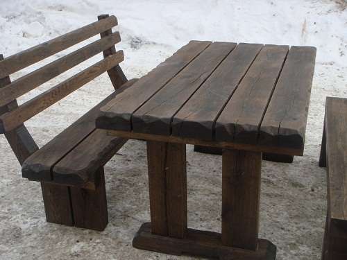 Table avec des jambes droites simples
