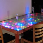 La table qui brille d'un arbre