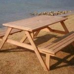 Table de bricolage sur la parcelle de jardin