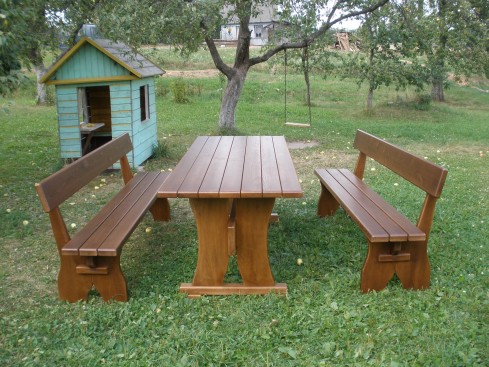 Tables et bancs pour donner