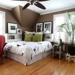 Lit d'angle dans la chambre dans le style asiatique
