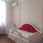 Lit de bébé confortable avec un dos doux