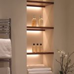 Types d'étagères dans la salle de bain