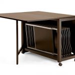 Des chaises pliantes peuvent être placées à l'intérieur de la table du livre.