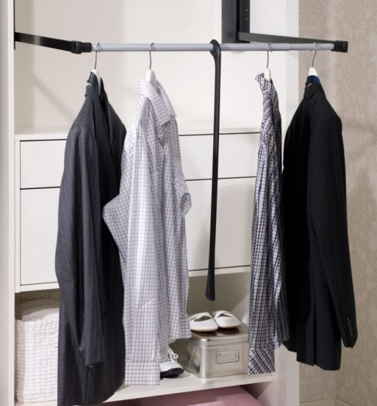 Mécanisme coulissant pour la garde-robe sous les cintres
