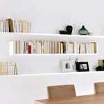 étagères blanches dans la chambre