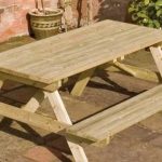 table en bois avec des bancs