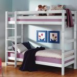 chambre à coucher avec lits superposés