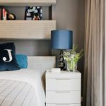 étagères dans la photo de la chambre
