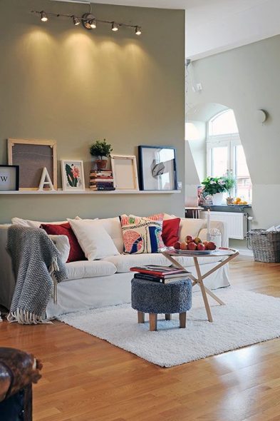  utiliser le mur au-dessus du canapé dans le salon