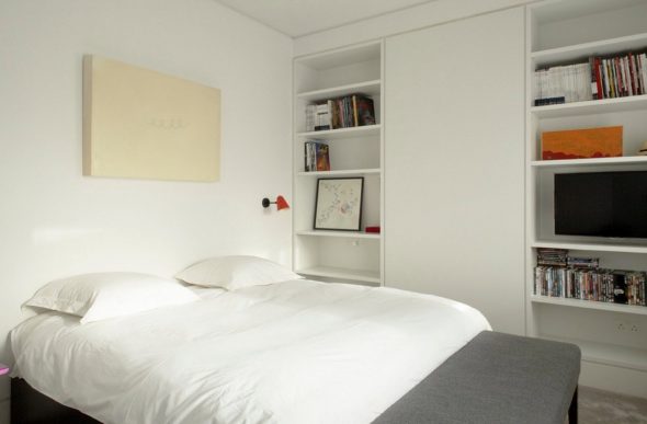 étagères dans la chambre