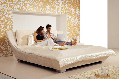 lit magnifique et confortable dans la chambre
