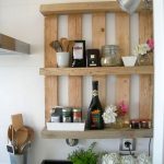 étagères de cuisine de palettes faites-le vous-même