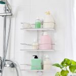 étagère murale dans la salle de bain