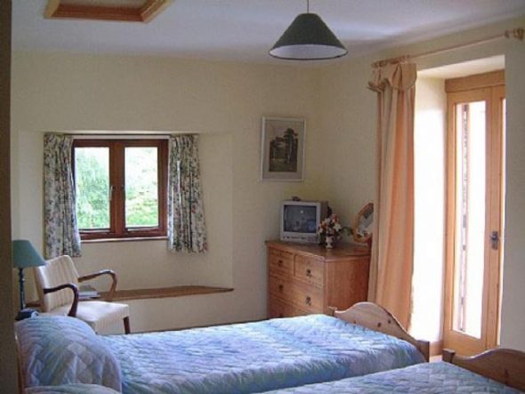 ne mettez pas les pieds du lit à la porte