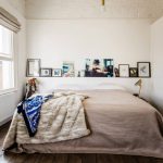 étagères inhabituelles dans la chambre
