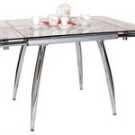 La table à manger est toujours au centre de l'intérieur.