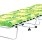 lit pliant orthopédique avec matelas à roulettes