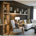 étagères à l'intérieur d'un petit appartement