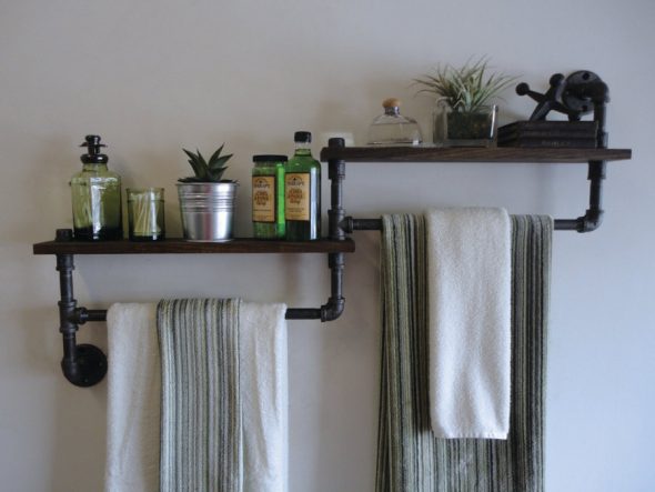 étagères avec de vieilles choses pour la salle de bain