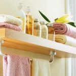 étagère pratique dans la salle de bain